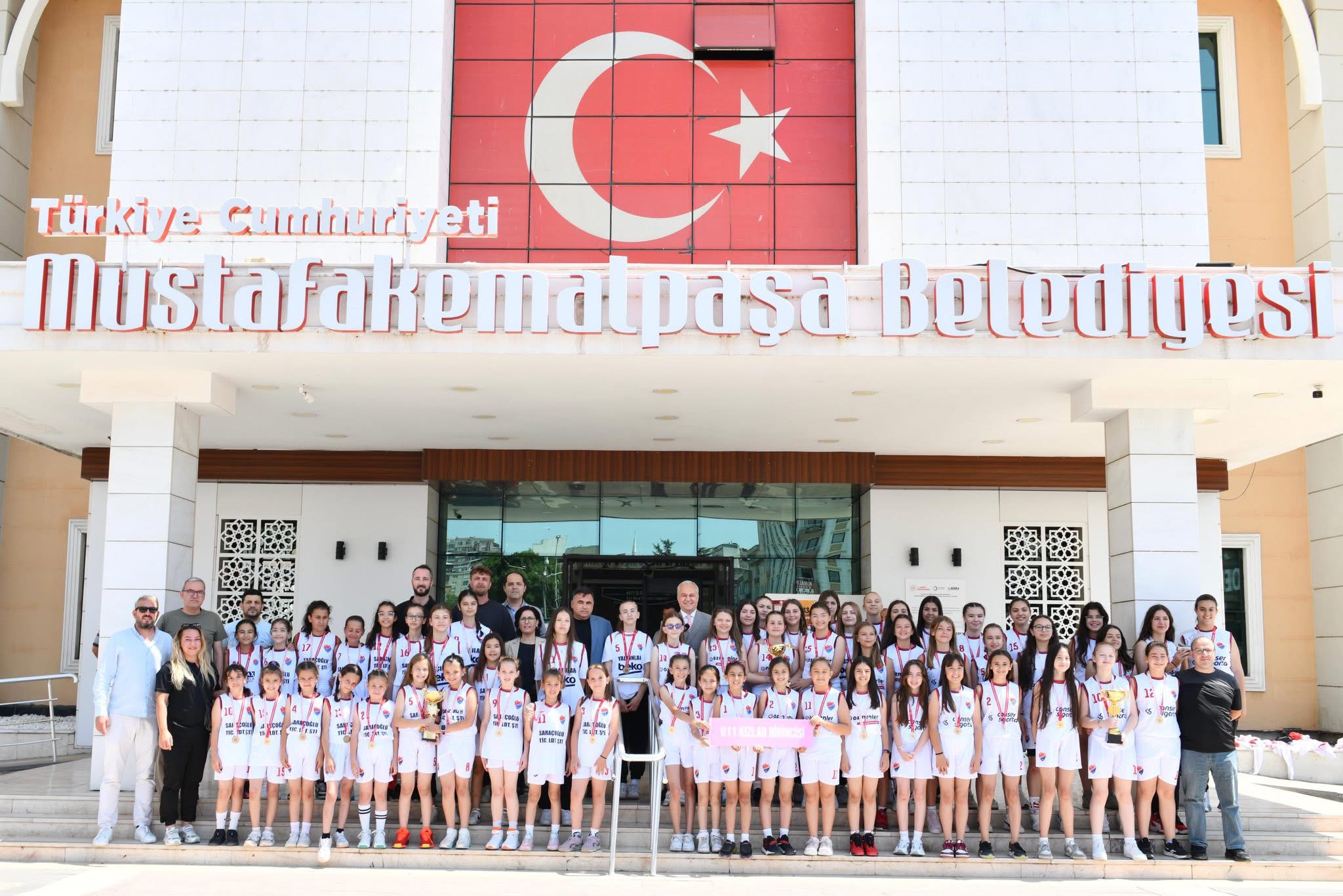 Kupalarla Geldiler, Gururla Poz Verdiler!