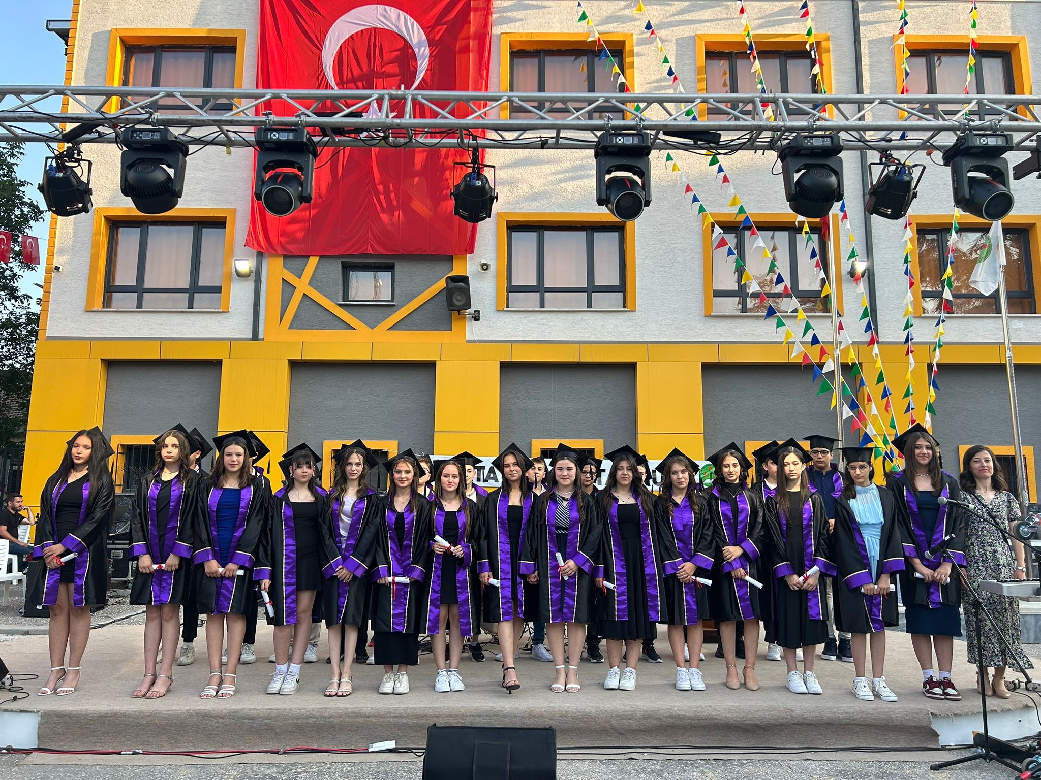 Atatürk Ortaokulu’nda Duygusal Veda, Renkli Final