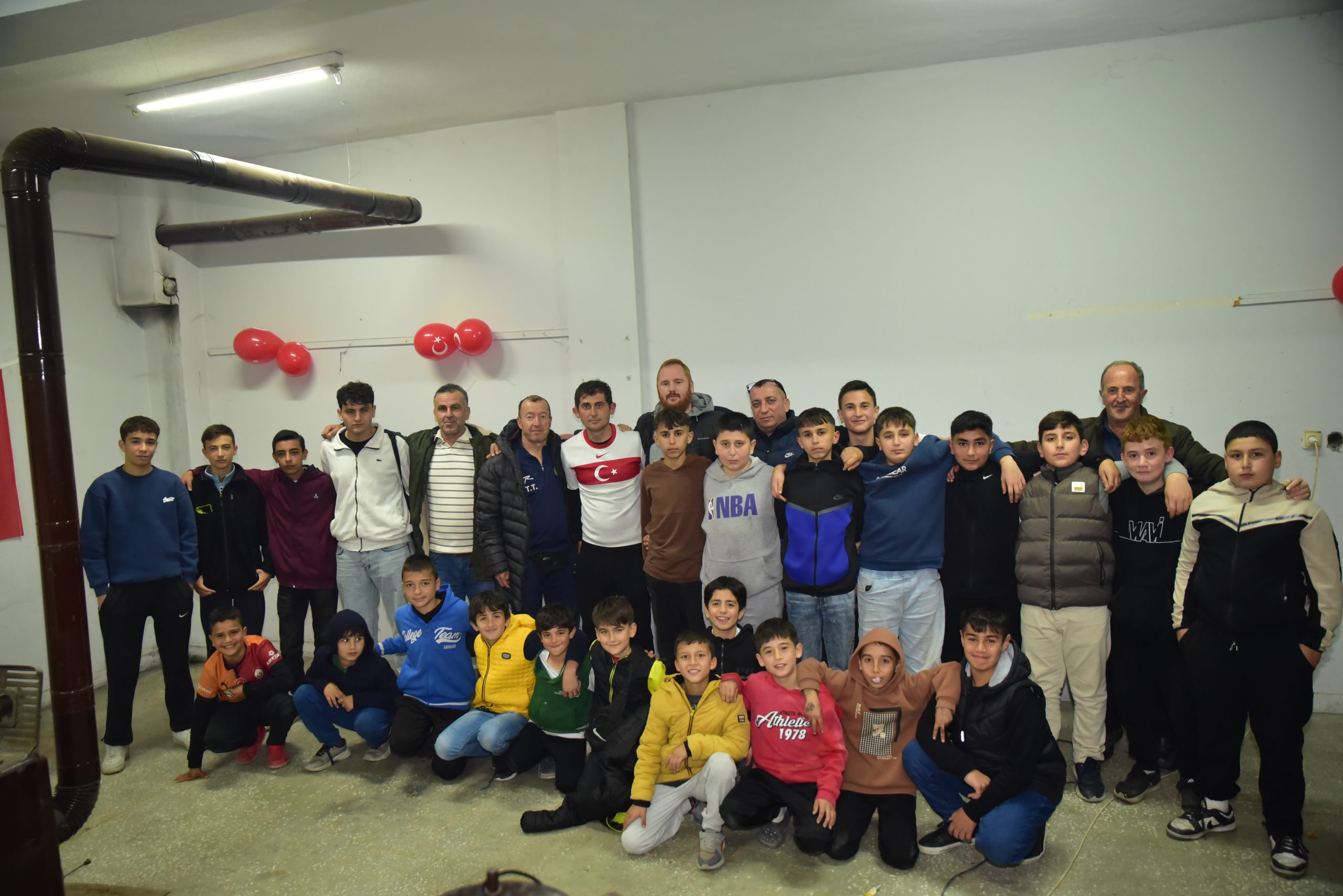 Akar Mahallesi’nden Millî Sevda: 7’den 77’ye Tek Yürek Oldular.