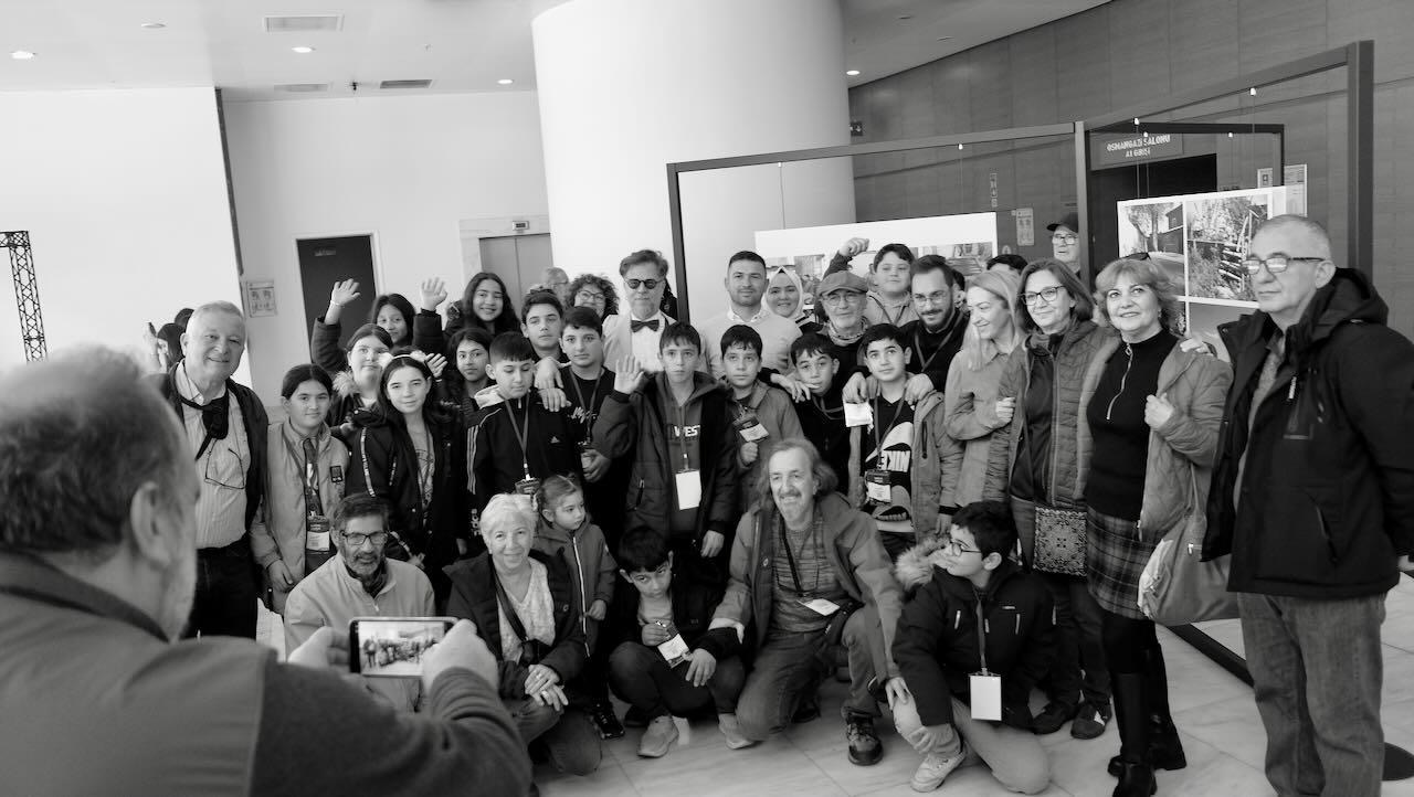 Kumkadılı Genç Sanatçılar, Kendi Eserlerinin de Yer Aldığı Sergiyi Gezdi