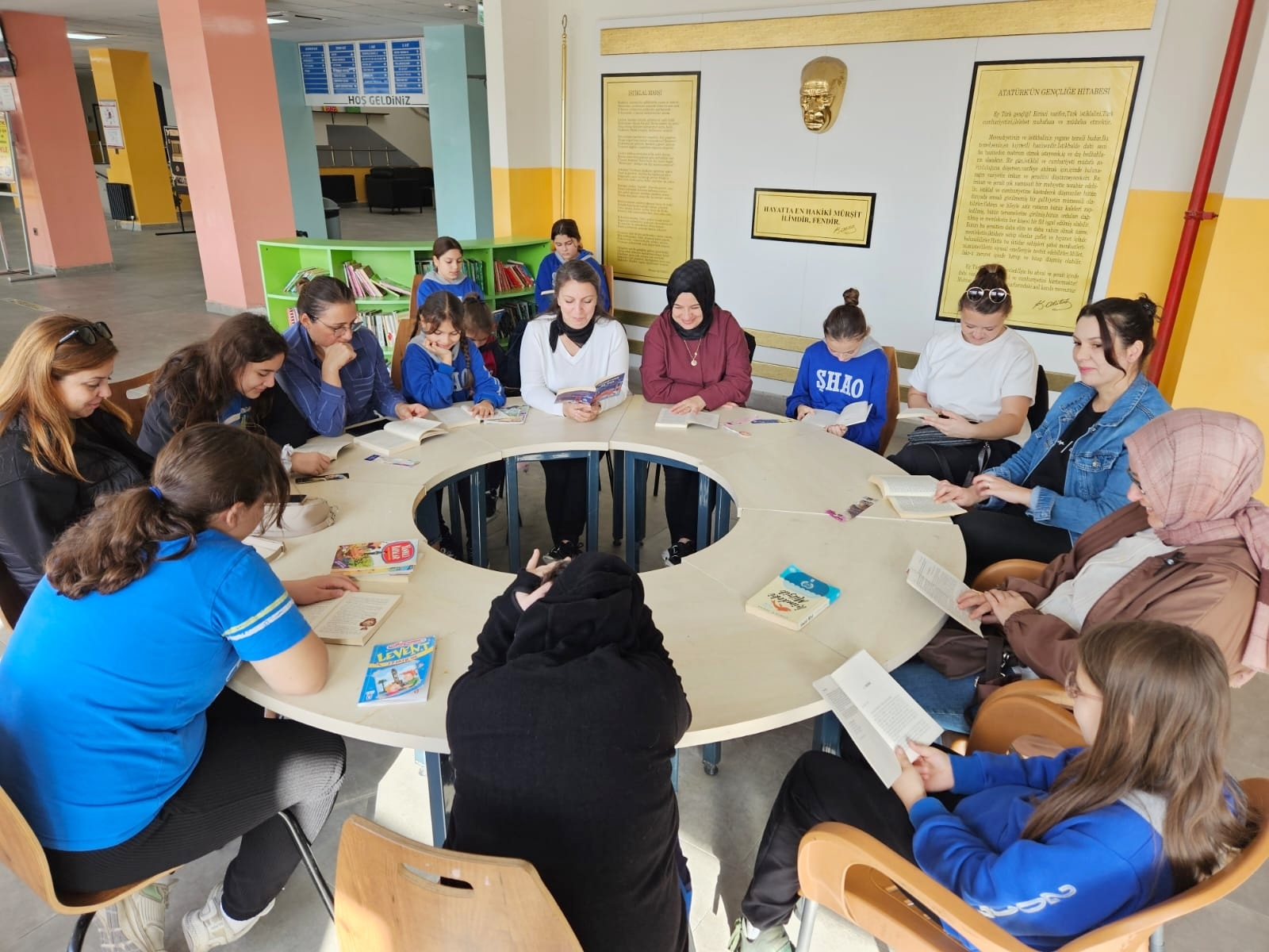 Şehit Hikmet Aktaş Ortaokulu’nda Veliler ve Öğrenciler Birlikte Kitap Okudu