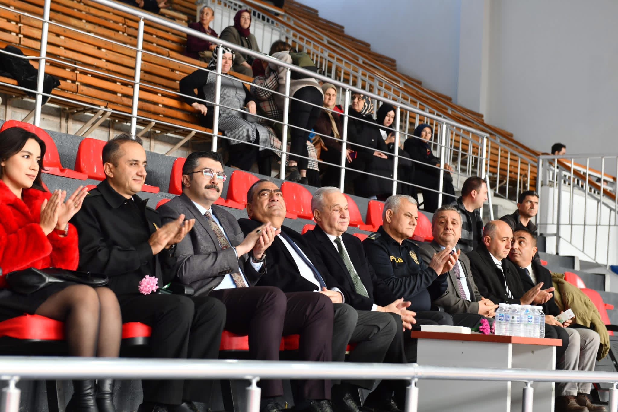 SAHNE ONLARIN, GURUR HEPİMİZİN