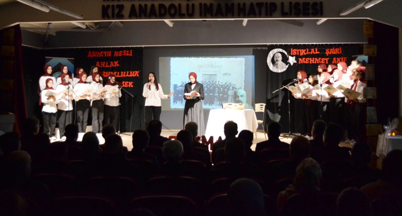 MİLLİ ŞAİR DUALARLA ANILDI