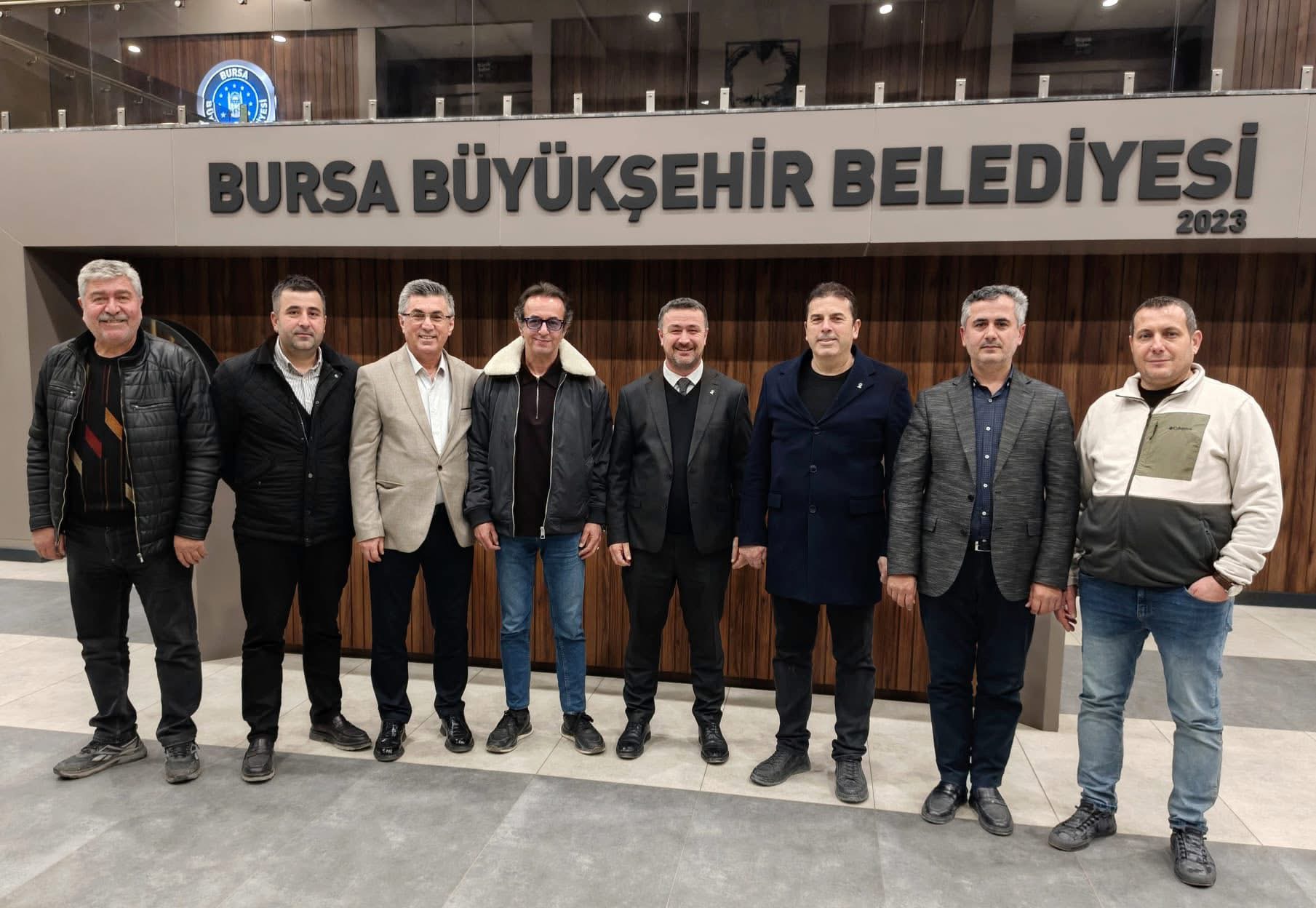 AK PARTİ’DEN MANİDAR PAYLAŞIM: BURSA BÜYÜKŞEHİR YAZISI ÖNÜNDE DİKKAT ÇEKEN FOTOĞRAF