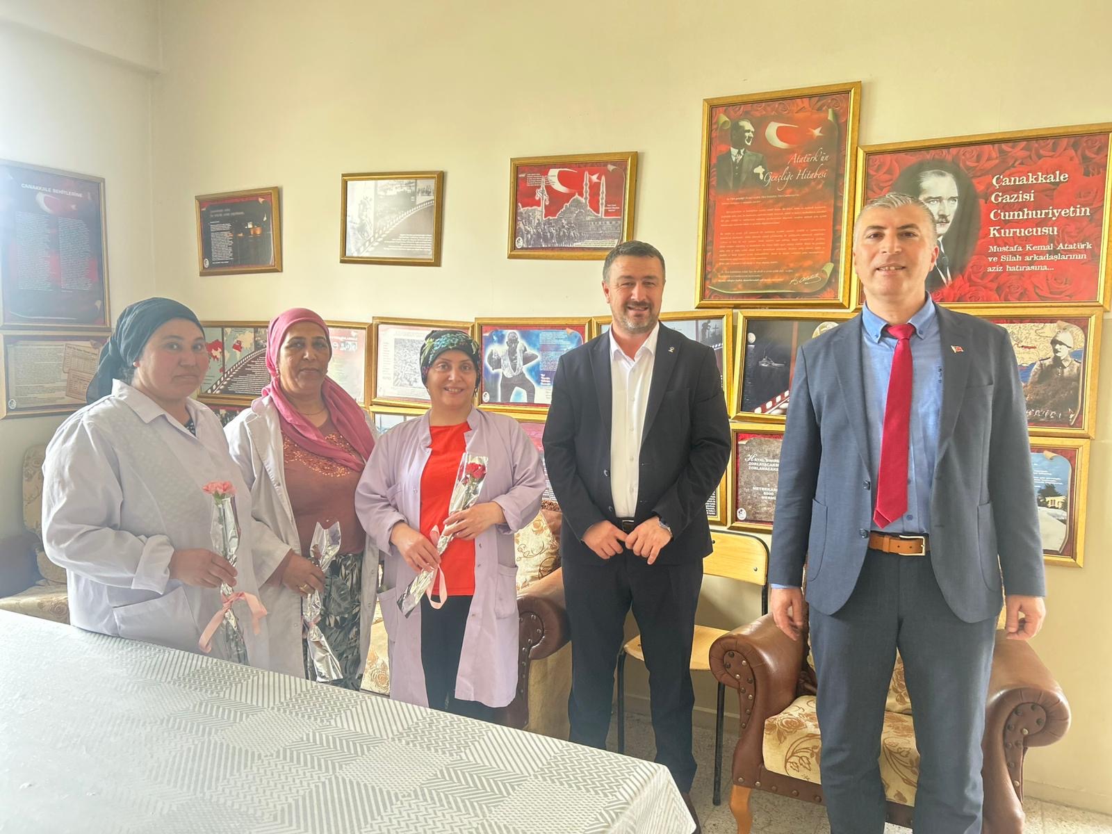 MEHMET AKİF ERSOY İLKOKULU ÖĞRETMENLERİNE MUTLU SÜRPRİZ